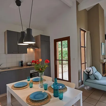 Chateau De פארק נופש 3*